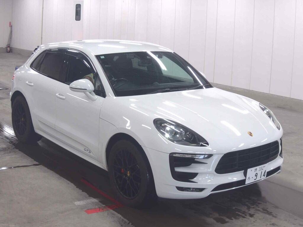 PORSCHE MACAN