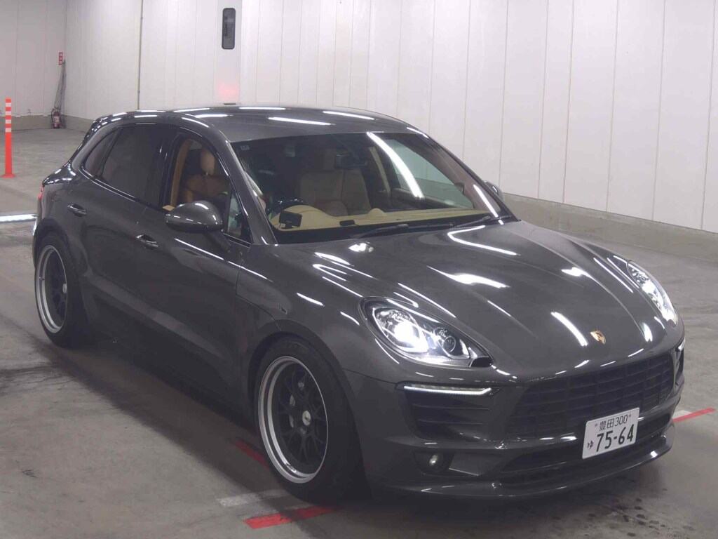 PORSCHE MACAN