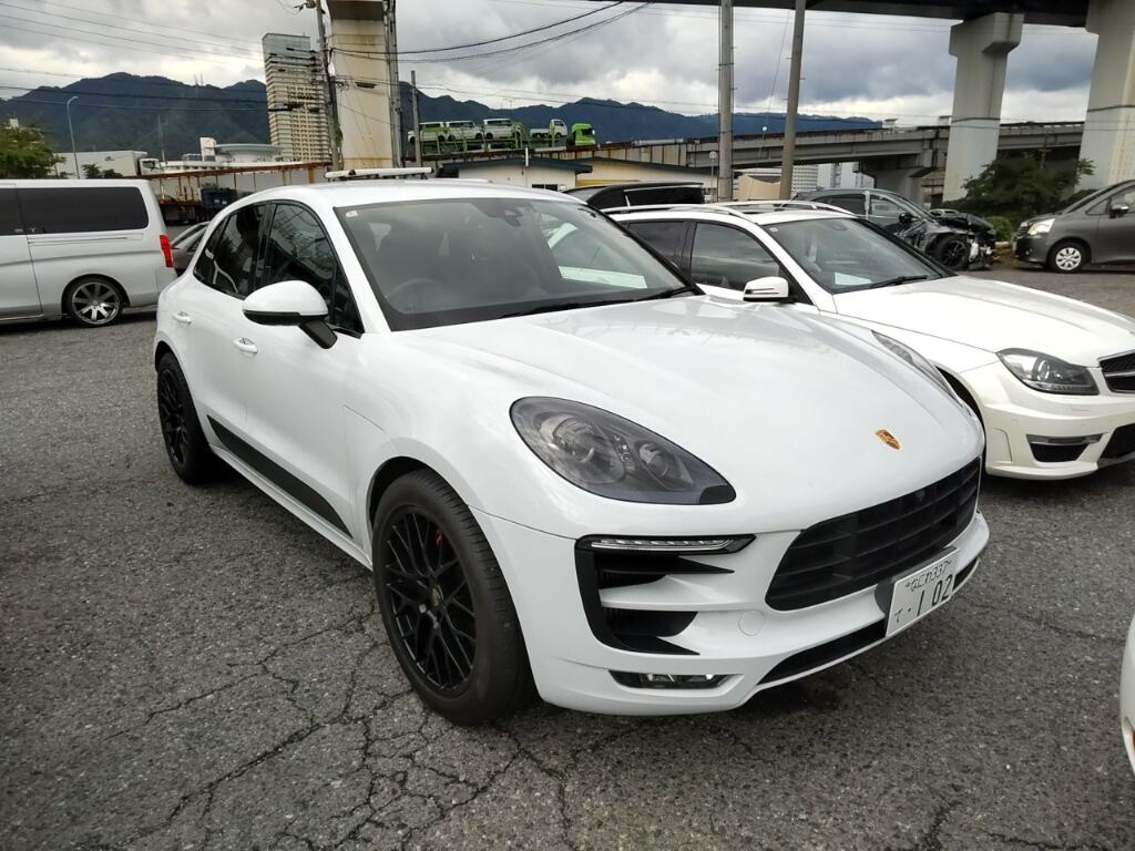 PORSCHE MACAN